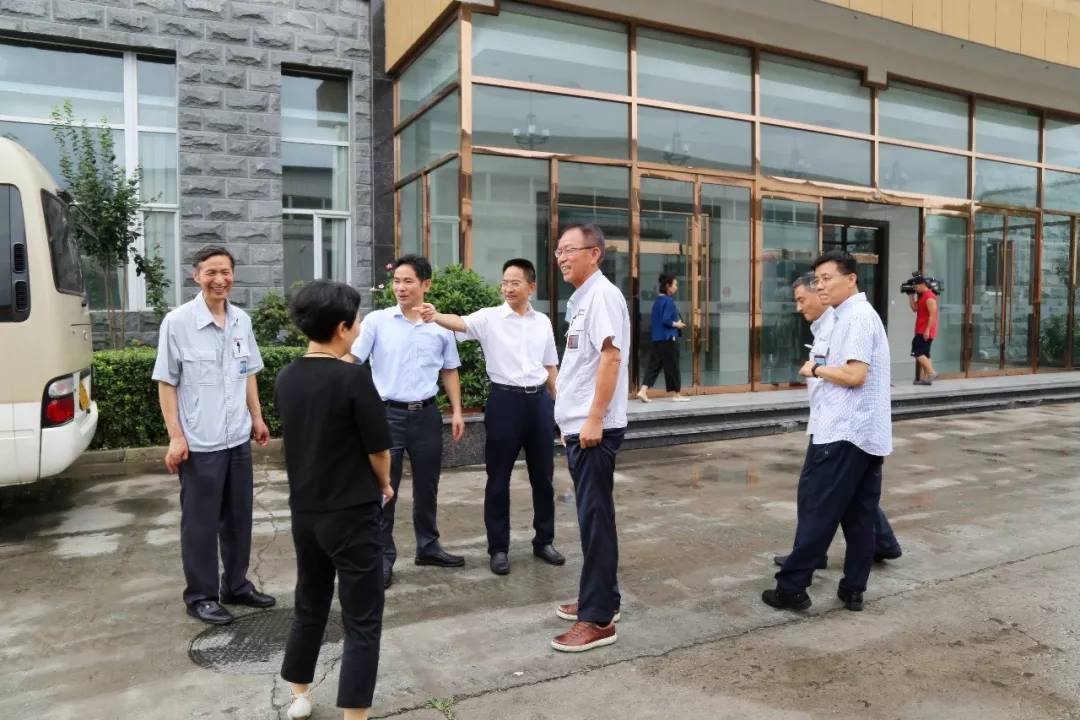 東華原醫(yī)療董事長(zhǎng)接見(jiàn)總工會(huì)成員 東華原醫(yī)療董事長(zhǎng)接見(jiàn)總工會(huì)成員